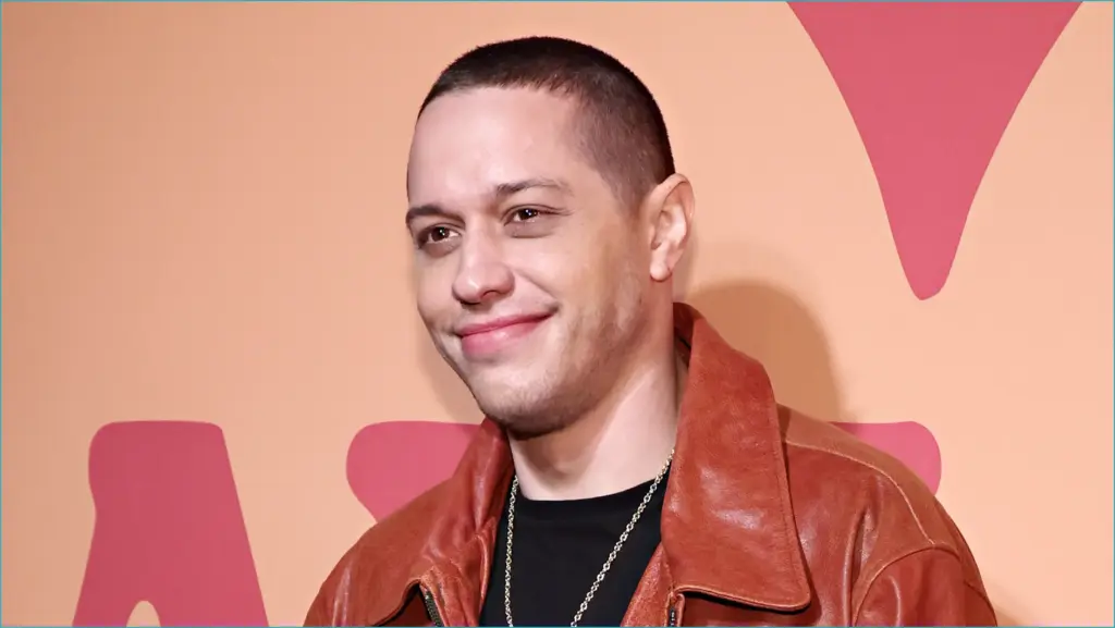 Pete davidson introduces girlfriend elsie hewitt to friends while keeping