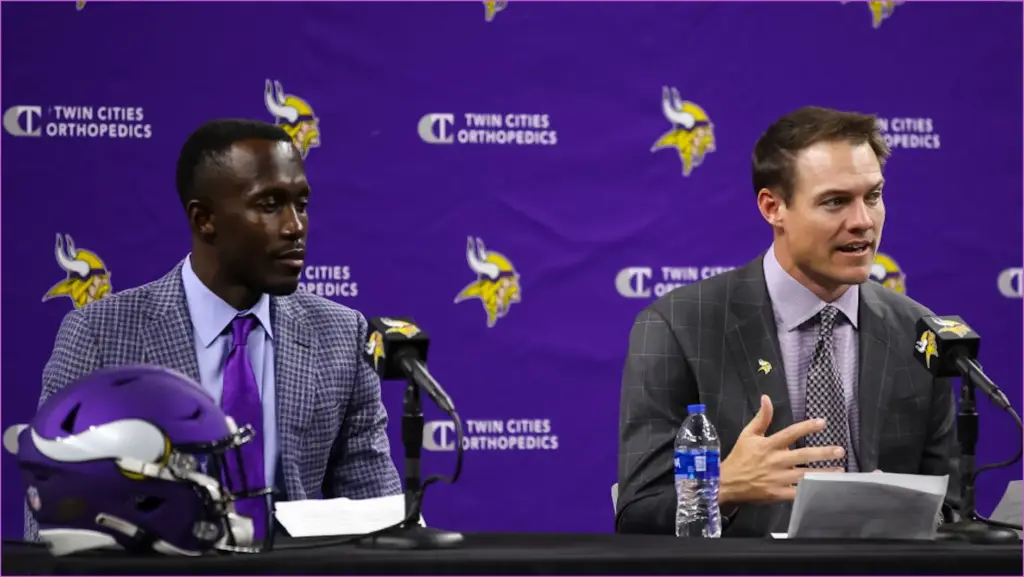 Vikings Leverage Aaron Rodgers to Their Advantage Vikings leverage aaron rodgers to their advantage
