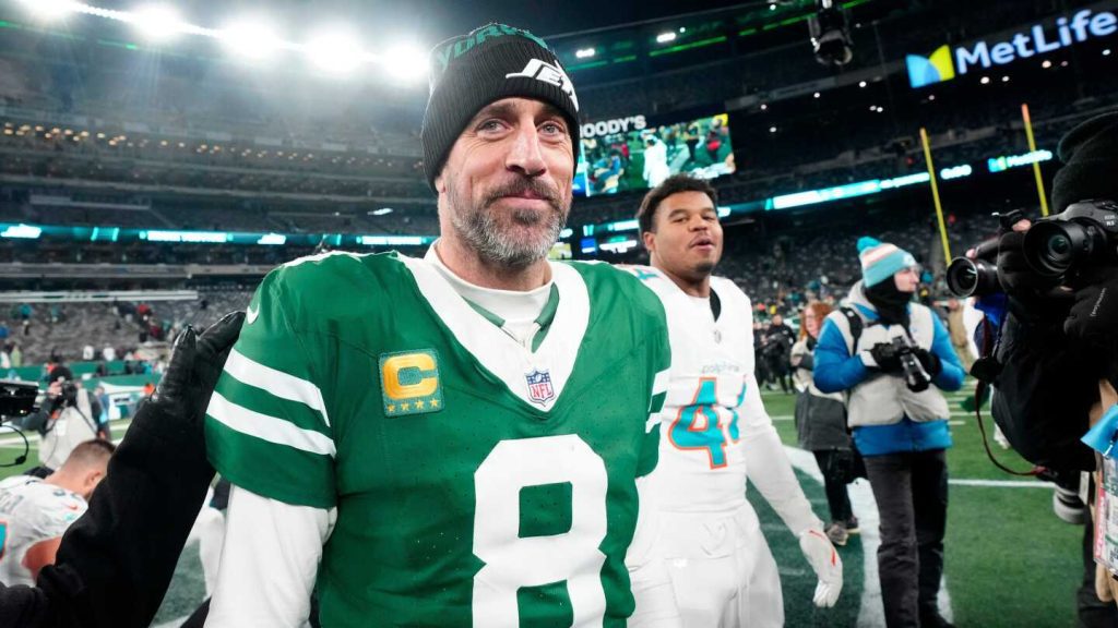 Aaron rodgers remains mysterious about his football future in three hour