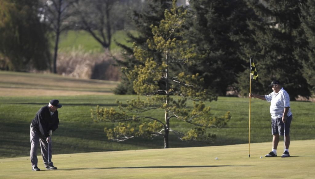 Neighbors urge und to explore alternatives for addressing course deficit