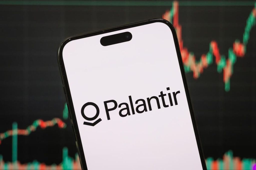 Palantir faces weekly decline amid valuation concerns