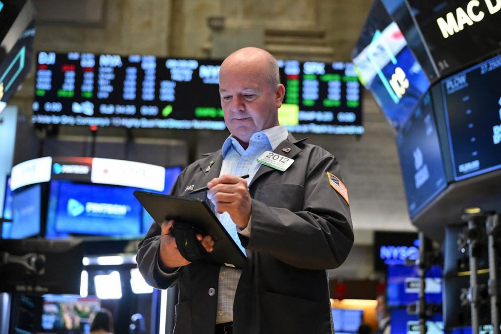 Us stocks gain ground with weekly win in sight for