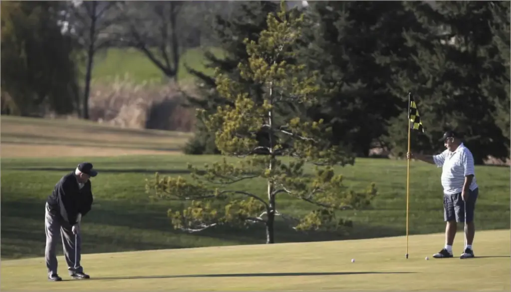 Neighbors urge und to explore alternatives for addressing course deficit