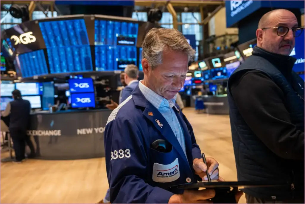 Stocks mixed as dow and s&p 500 pursue 10 day winning