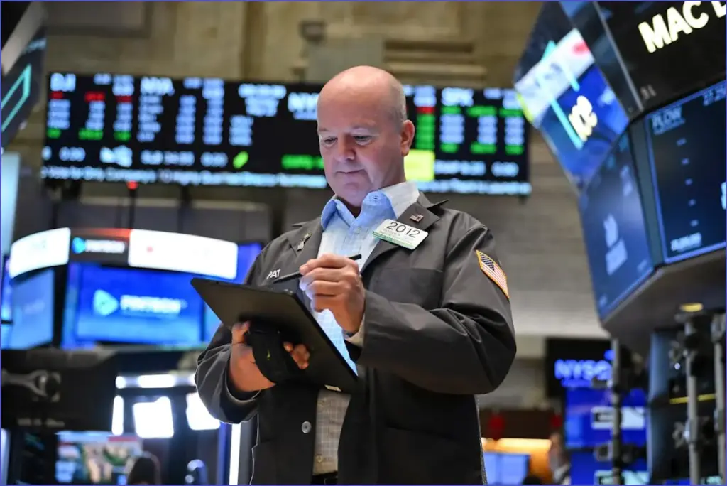 US Stocks Gain Ground with Weekly Win in Sight for Dow, S&P 500, and Nasdaq Us stocks gain ground with weekly win in sight for
