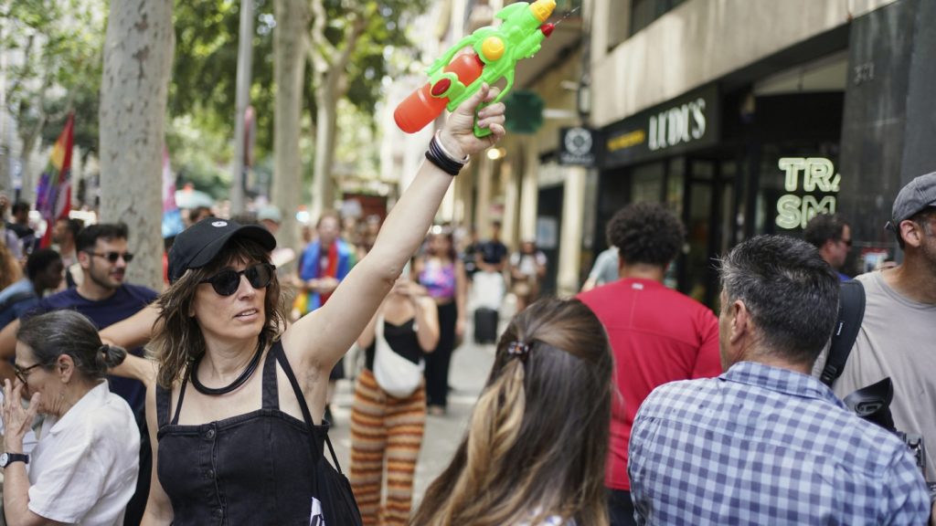 Spaniards use water guns to protest tourism impact on their