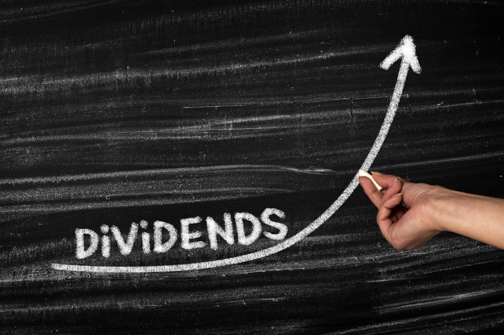 Top dividend stocks to invest in with just $100 today