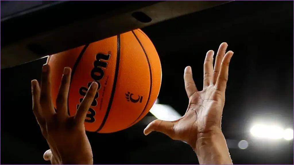 Cincinnati bearcats basketball welcomes local star grant darbyshire to 2025 26