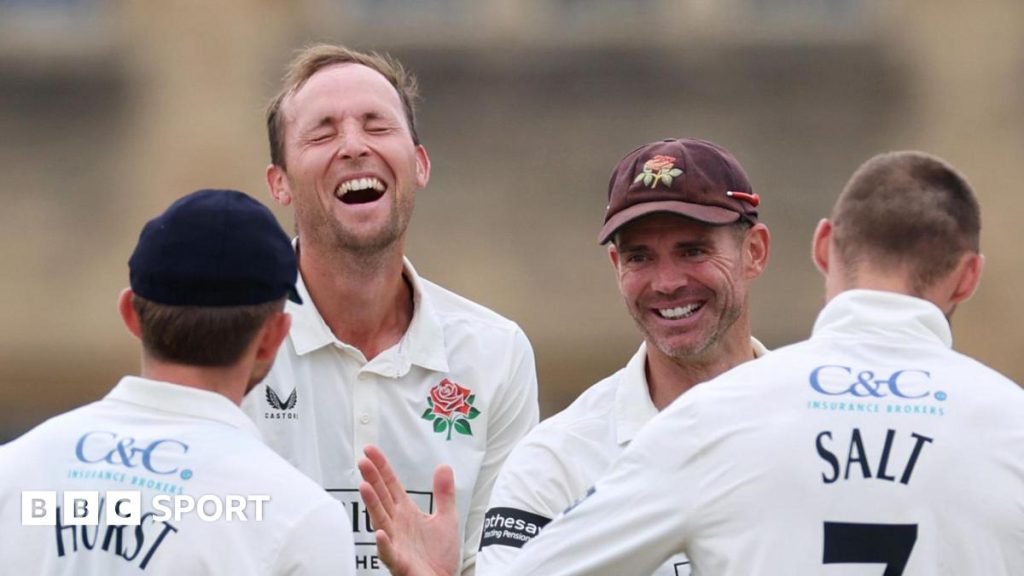 Hartley leads lancashire to victory against gloucestershire