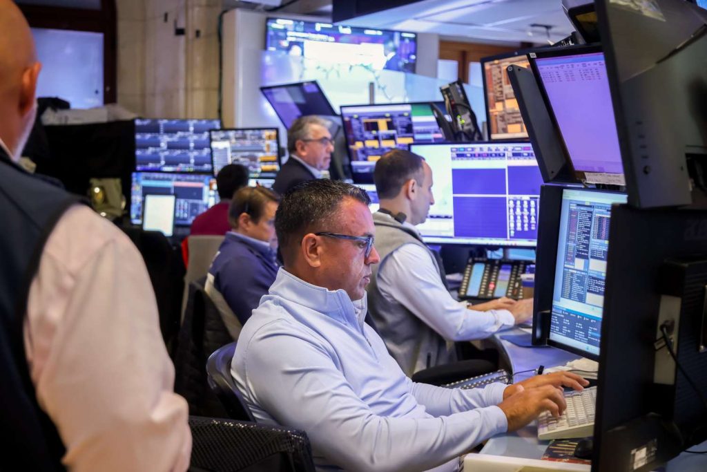 Stocks rise as investors overlook tariff worries ahead of earnings