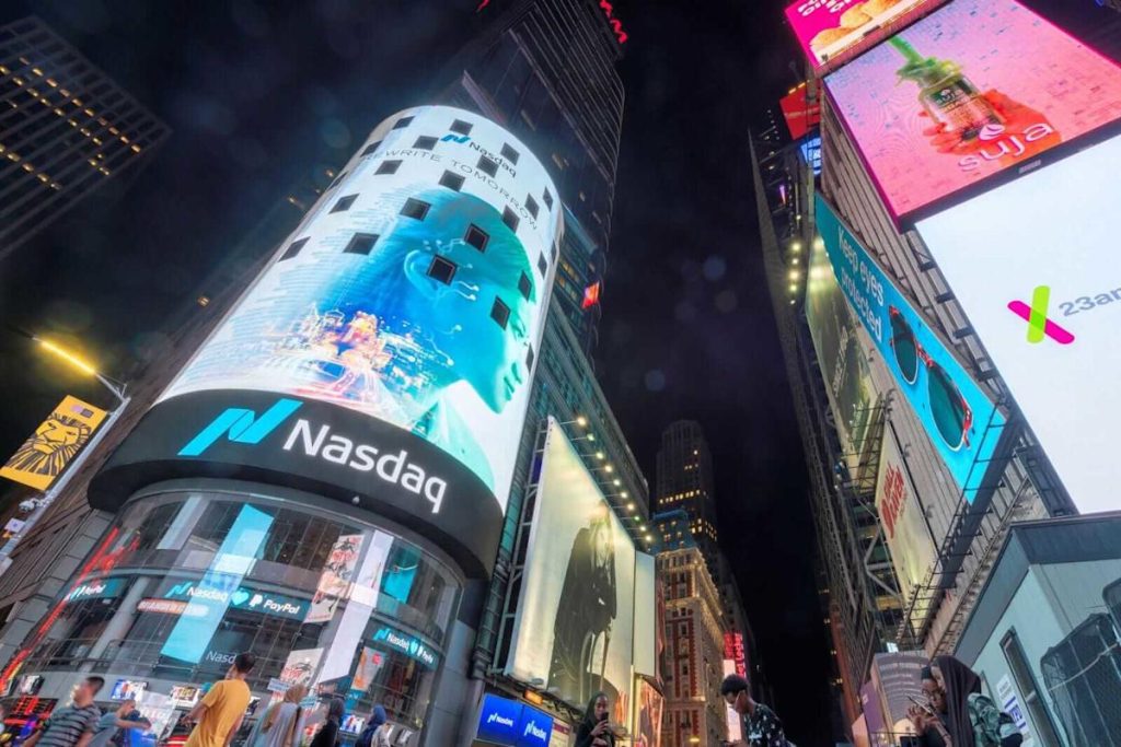 Tech stocks boost markets as bond yields decline