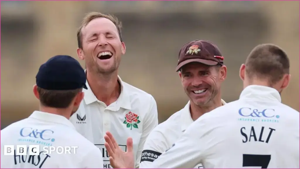 Hartley leads lancashire to victory against gloucestershire