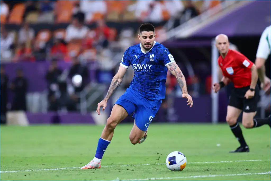 Manchester united set to compete with newcastle for €30m striker