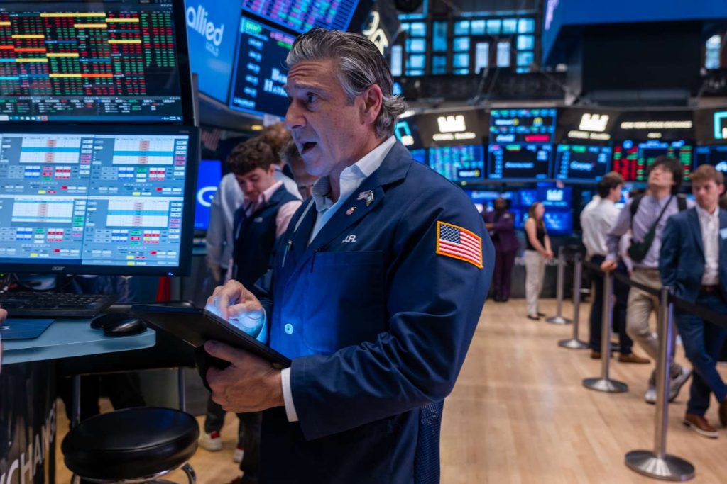 S&p 500 declines for fourth day amid tech stock struggles