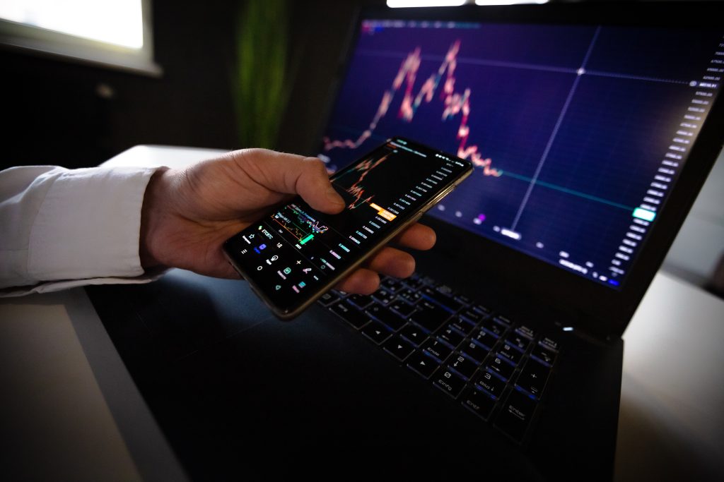 Stocks drop as traders trim risk ahead of pce data