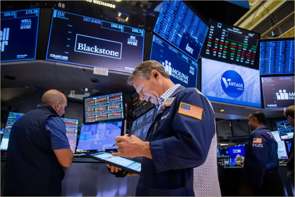 Apple drives tech rally as nasdaq hits all time high, major