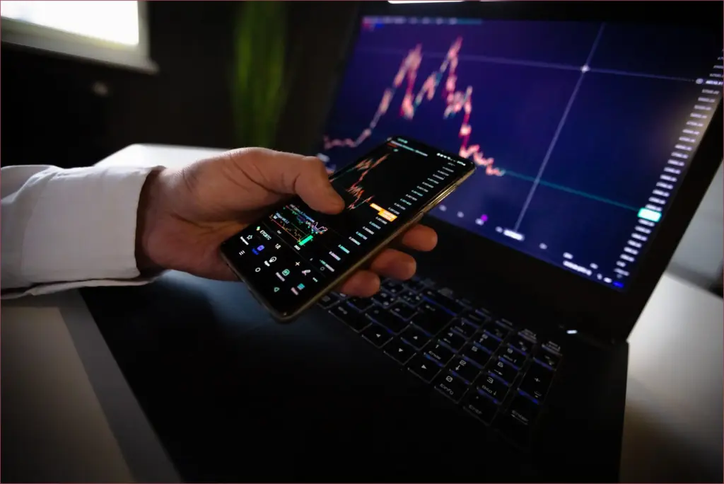 Stocks drop as traders trim risk ahead of pce data