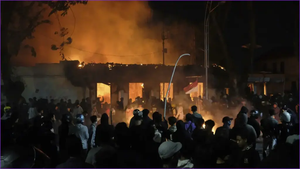 Violence Erupts in Indonesia: Parliament Building Torched, Three Lives Lost Violence erupts in indonesia: parliament building torched, three lives lost