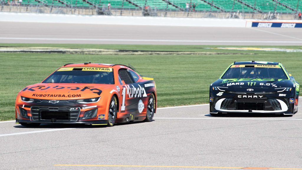Exciting showdown at kansas: nascar cup series hollywood casino 400