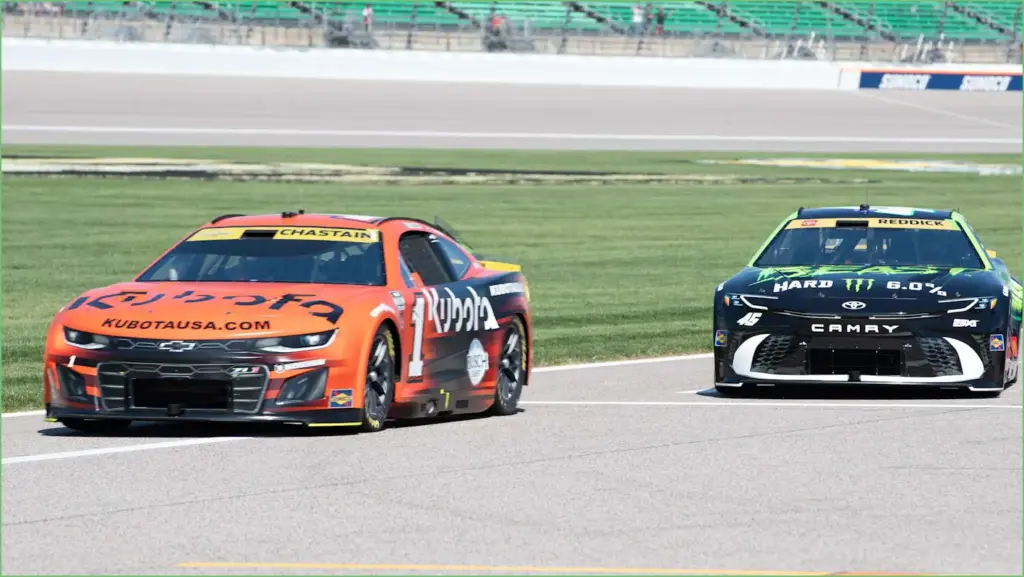 Exciting showdown at kansas: nascar cup series hollywood casino 400
