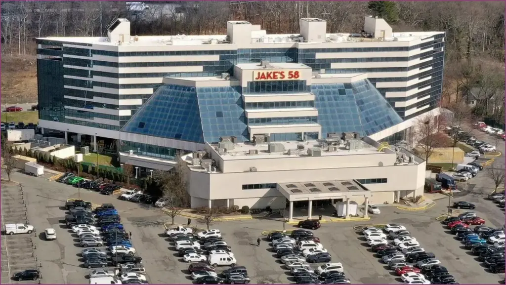 Robbery incident near jake's 58 casino in islandia