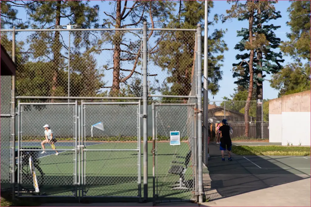 Tennis court reservations prioritized for residents of palo alto