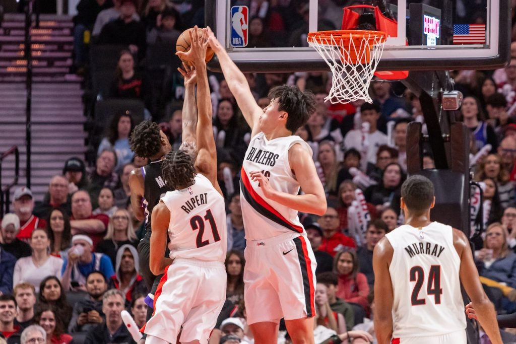 Yang hansen shines bright in blazers preseason victory