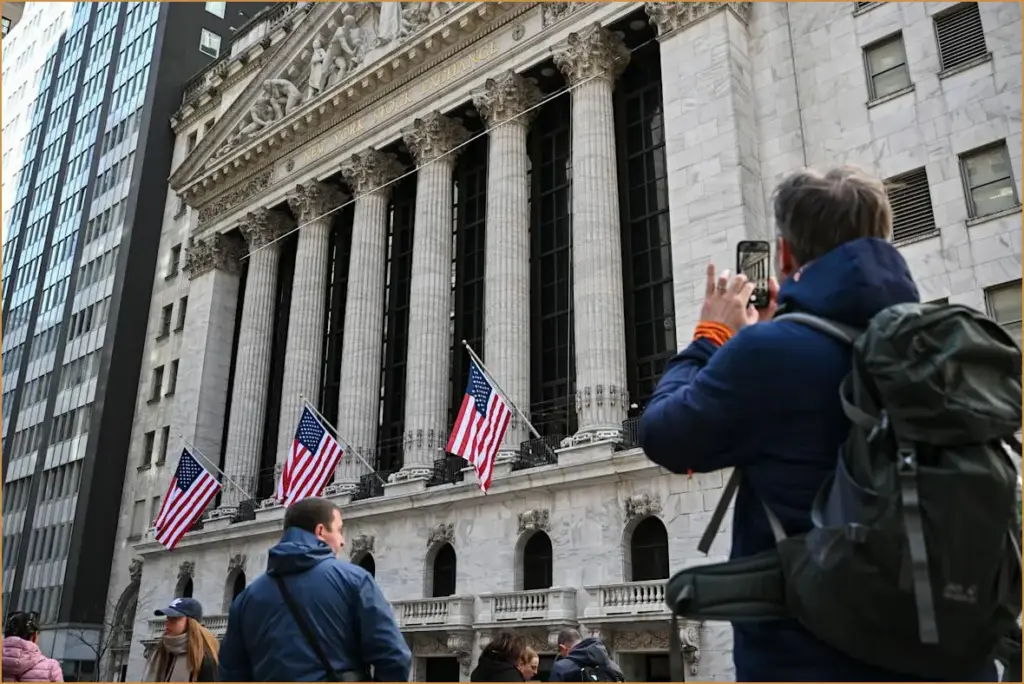 Dow and S&P 500 Hit Records as Wall Street Reacts to Shutdown and Boosts Rate Cut Expectations Us markets dip as government shutdown starts
