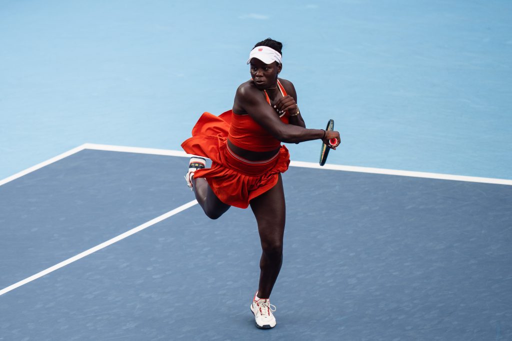 Mboko secures comeback victory against fernandez to advance to hong