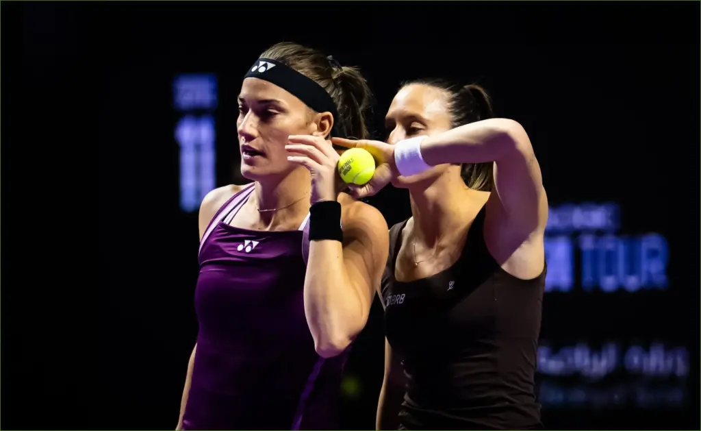 Babos and Stefani Extend Winning Streak; Kudermetova and Mertens Clinch Dramatic WTA Final Spot Babos and stefani extend winning streak; kudermetova and mertens clinch