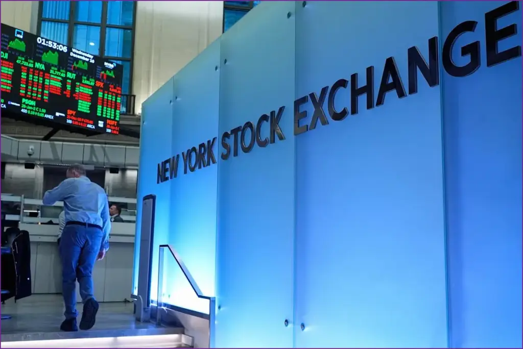 Dow rises as nasdaq and s&p 500 dip amid oracle