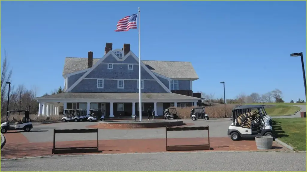 Golf cottage plan faces criticism from residents