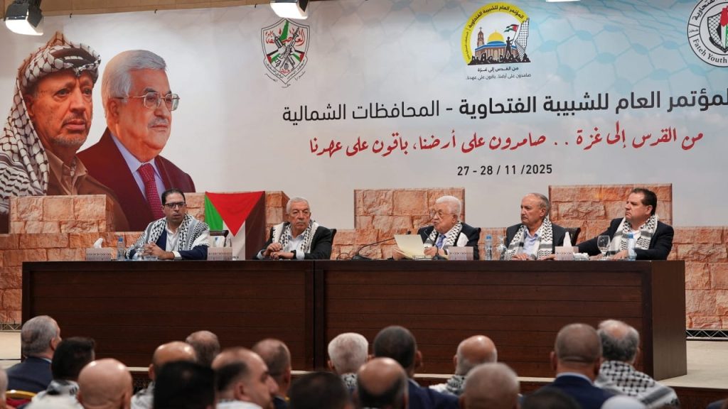 Abbas unveils draft constitution for palestinian authority