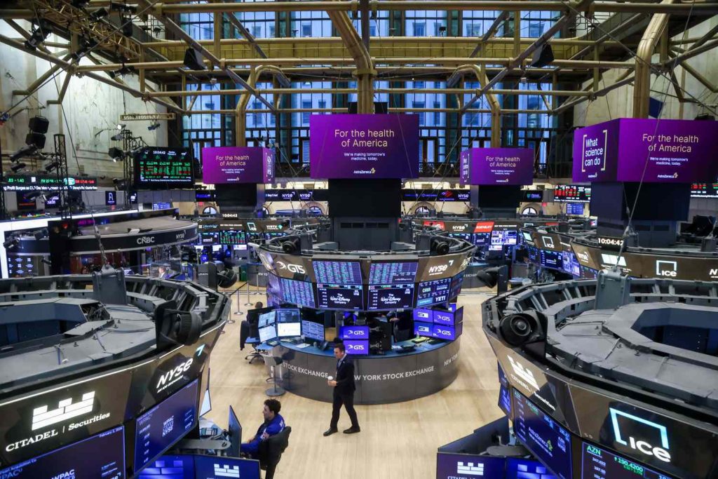 Market Retreat: Tech Stocks Weaken While Dow Peaks Before Pullback; Gold and Silver Show Resilience Market retreat: tech stocks weaken while dow peaks before pullback;