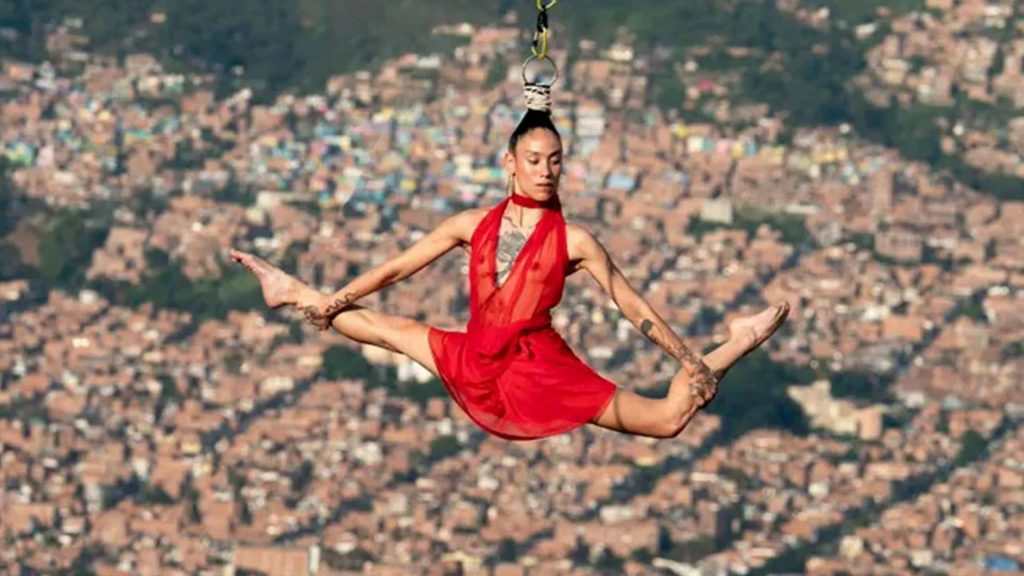 Skyward splits: acrobatic marvels captured in stunning photography