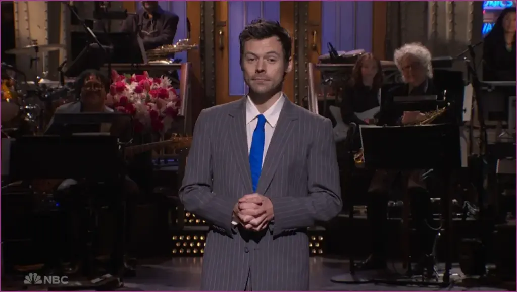 Harry Styles Responds to Queerbaiting Allegations and Shares a Kiss on SNL Harry styles responds to queerbaiting allegations and shares a kiss