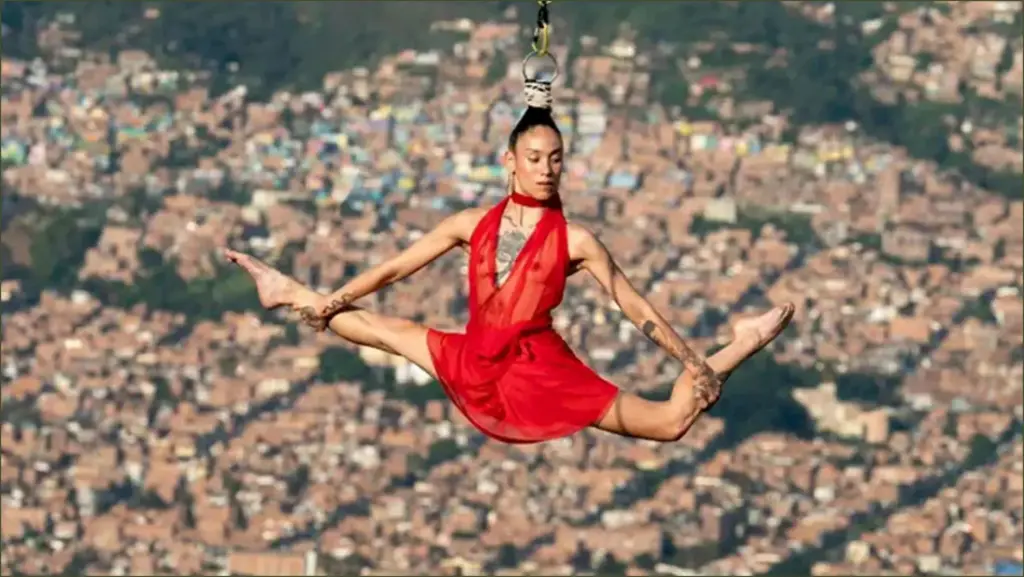 Skyward splits: acrobatic marvels captured in stunning photography