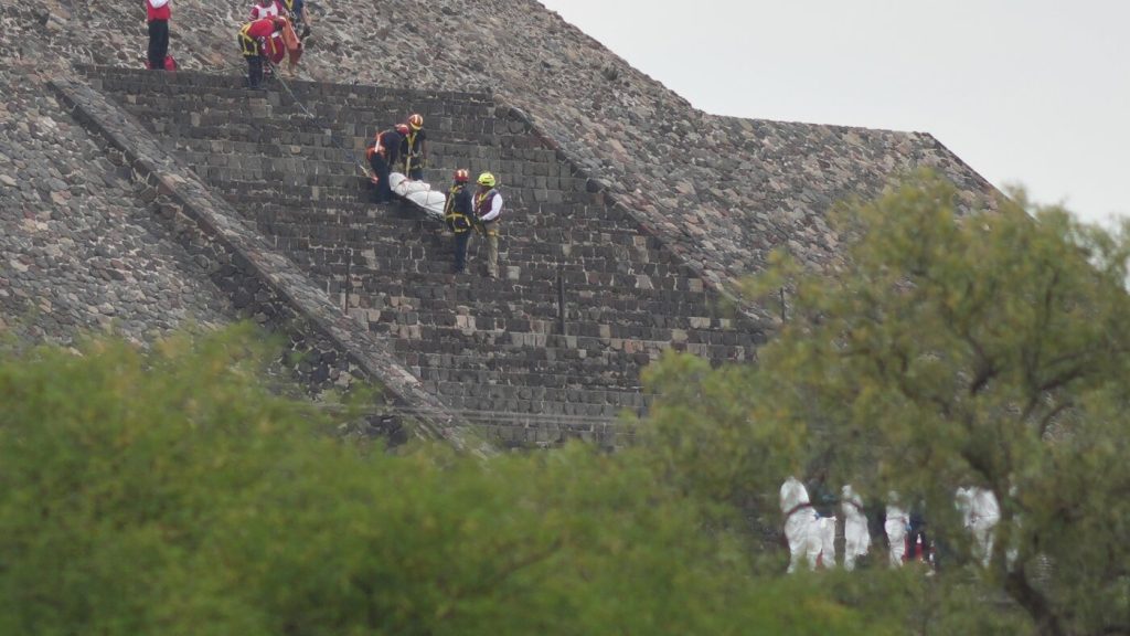 Tourists targeted by gunman near mexico's historic pyramids