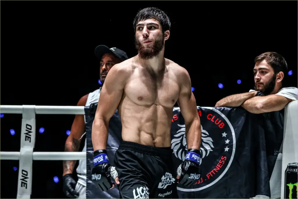 Dzhabir dzhabrailov aims to end chase mann's undefeated run at