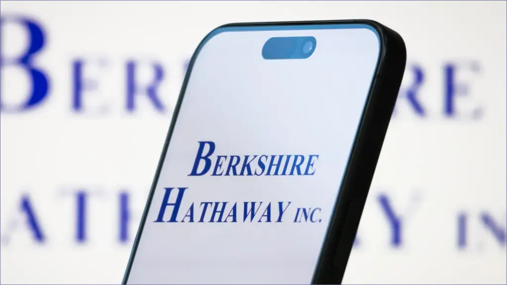 Evaluating berkshire hathaway: buy, sell, or hold?