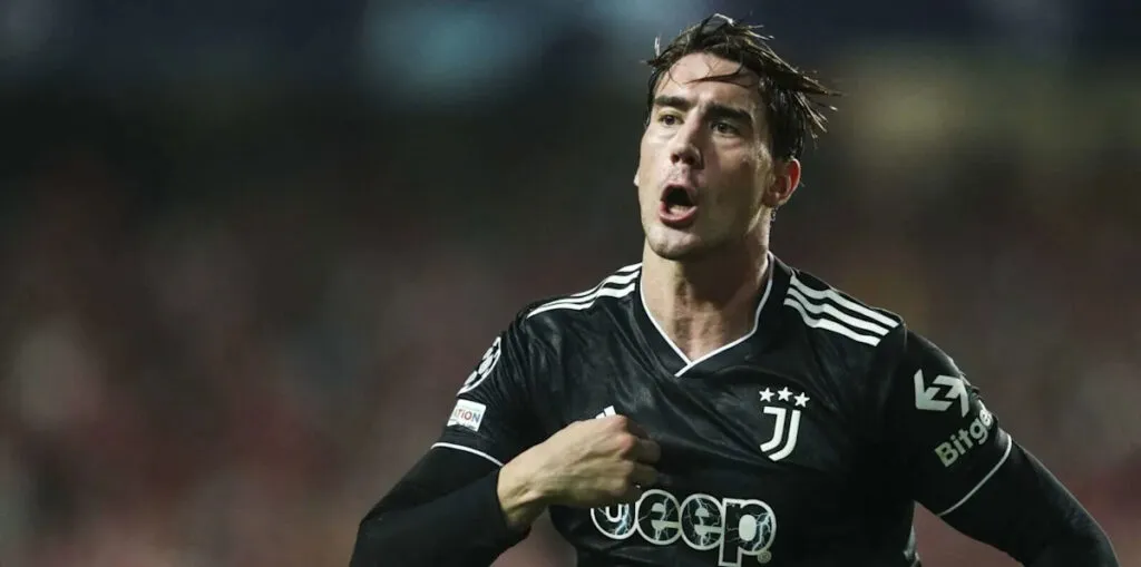 Dusan vlahovic joins manchester united in potential transfer from juventus