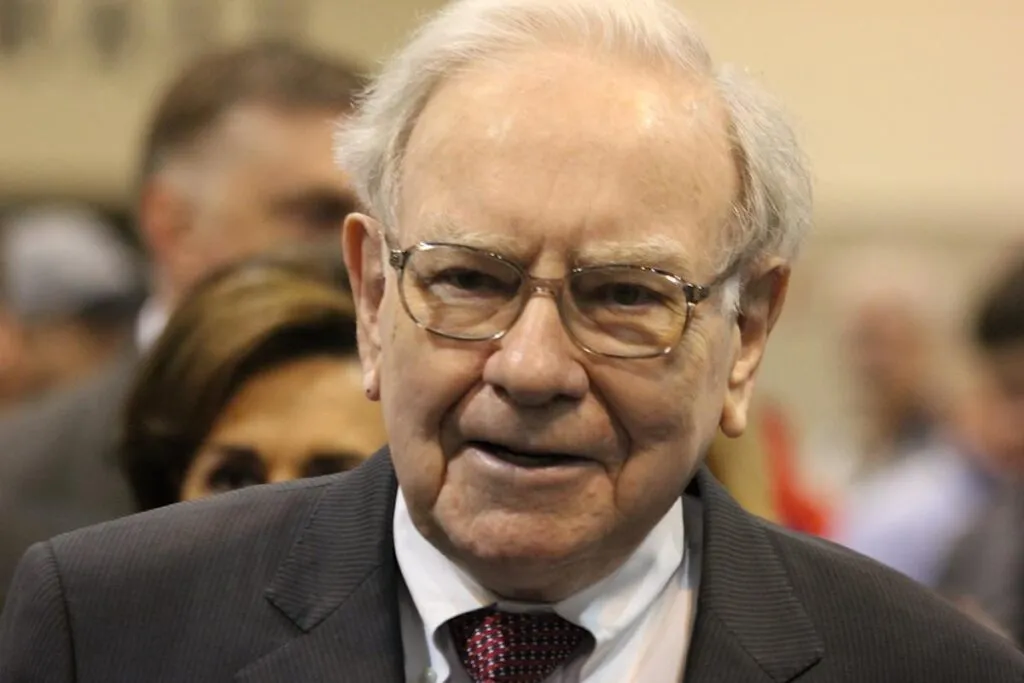 Investors fear stock market decline as warren buffett offers advice
