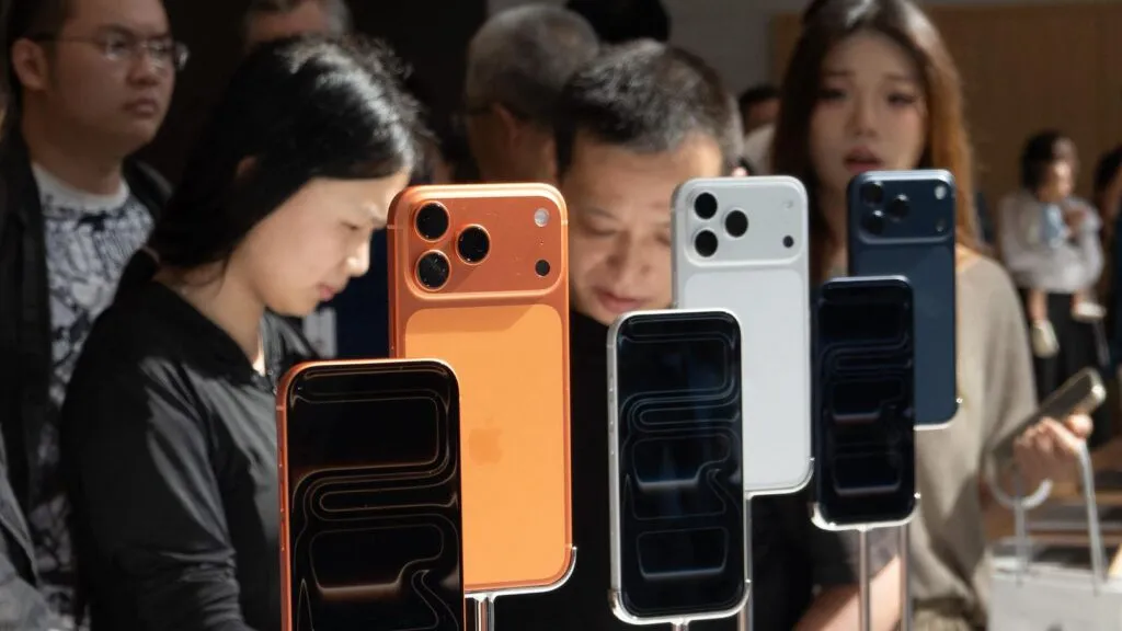 Téléphone pliable : lancement de l’iPhone Ultra d’Apple à 1 999 $ en 2026 Apple's foldable device priced at $1,999 aims to stabilize iphone