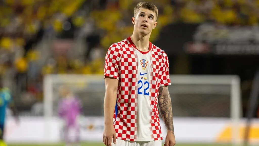 Tottenham Hotspur’un Luka Vuskovic Transfer Görüşmelerini Durdurdu Luka vuskovic instructs agent during tottenham transfer negotiations