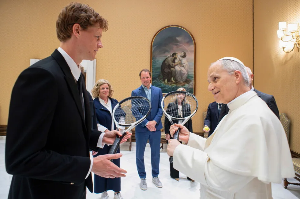 Le Pape Léon XIV embrasse le tennis dans sa dévotion augustinienne Pope leo practices tennis as part of augustinian devotion