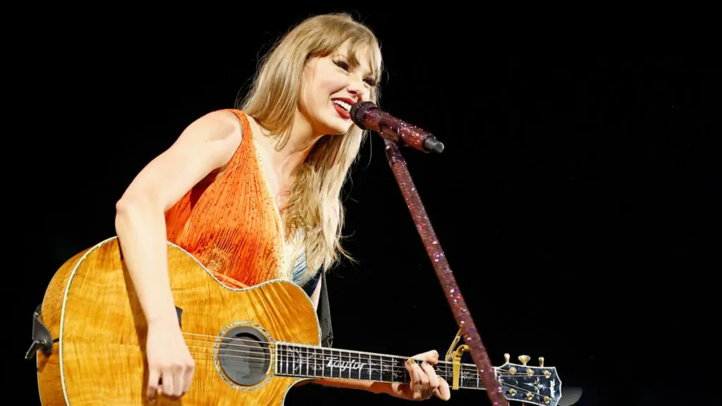 Taylor swift teases new song 'i knew it, i knew