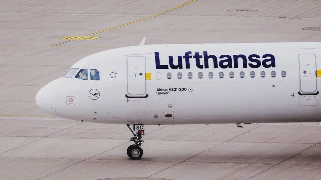 Lufthansa bloque une influenceuse pour tenue sportive Lufthansa blocks influencer over athletic outfit claims